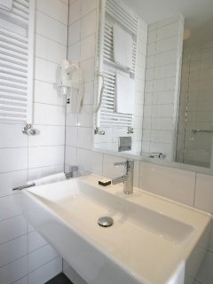 Kamer met douche en toilet en zeezicht